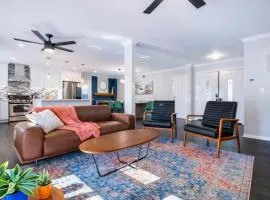 HUGE 5BR Family Retreat Backyard & Patio Lounge