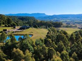 The Top Place Retreat, hotel a Caveside