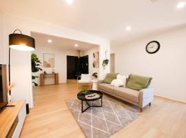 Spacious 3BR Retreat Walk to Redcliffe Beach, hotel em Redcliffe