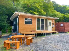 Sparkle-宇賀渓キャンプ場 サウナ&BBQ貸切コテージ: Komono şehrinde bir otel