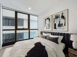 CBD Epicenter Spacious 2BR 2Bath Gym Pool