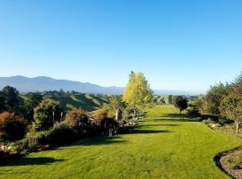 Tranquil retreat with spa & breathtaking views, hotel i Upper Moutere