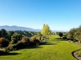 Tranquil retreat with spa & breathtaking views