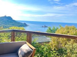 Bungalow vue mer panoramique terrasse, Hotel in Saint-Raphaël
