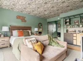 Ozark Oasis - Walk-in Studio w Patio, Pets OK!