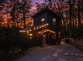 Smoky Mountain Cabin Near The Island-King Suites, Hot Tub, EV Chrg & Games