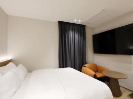 부천 브라운도트 호텔 부천역점، فندق في Sosa