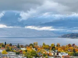 Signature Iconic Lakeview Downtown 2-Bedroom Loft