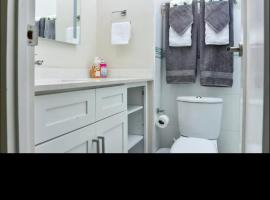 Bayfront Apartment, hotel a Portmore