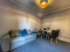 Luxury Southsea Garden Flat with Parking, Close to Beach, Pet Friendly, Work Ready