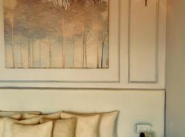 Nazaara - Witness Mountain and Sunset View from your bed, готель у місті Мукетсвар