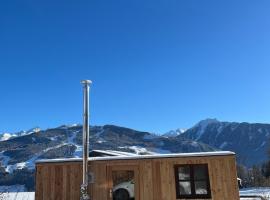 Lovingly renovated 120-year-old train car! – hotel w mieście Ramsau am Dachstein