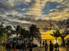 COTTAGE BAMBOU class&eacute; 3 &eacute;toiles - jusqu'&agrave; 6 personnes - piscine priv&eacute;e et acc&egrave;s direct &agrave; la plage et &agrave; l'esplanade de Boucan Canot avec ses bars et restaurants - ST-GILLES-LES-BAINS