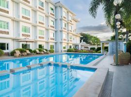 Microtel by Wyndham South Forbes near Nuvali, hotel with pools in Santa Rosa