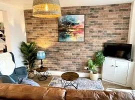 Charming Terrace Home, Nantwich -Near train station & Town