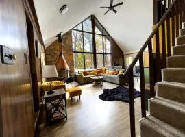 Bright Woodland Chalet with Hot Tub & Fireplace Near Berkeley Springs, Hedgesville, WV