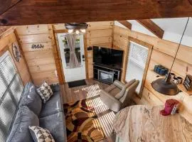 Peaceful Mountain Tiny Home with Breathtaking Valley Views & Fireplace Near Lookout Mountain, Menlo GA