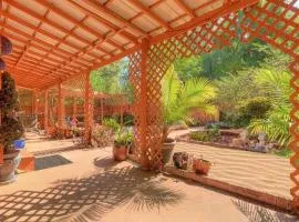 Charming Antiques-Themed Inn Room with Lake Access, Located Near Lake Helen, Florida