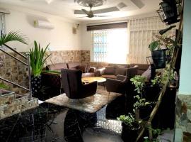 Solitaire Serenity Stay - East Legon Hills, hotel a Santeo