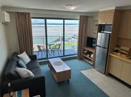 1 Bedroom Waterfront Apartment - Rooftop Pool & Spa