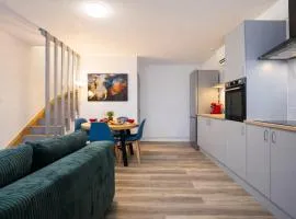Le Trilou - By BEST KEYS - Triplex 3 Chambres - Lit King Size - Climatisation - Smart TV Canal Plus & Amazon Prime - Cuisine Équipée - Télétravail - Proche Centre & Canal de Bourgogne - Check-in Autonome