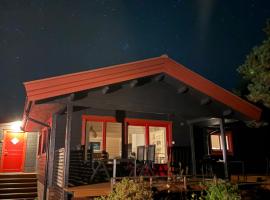 Unik hytte med 12 soveplsser på Senja - egen strand, Hotel in Hofsøy