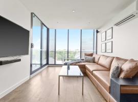 Central Oakleigh 2BR Apartment w Parking: Oakleigh şehrinde bir otel