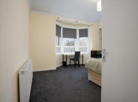 Group Stay 3BR Close to Hydro and SECC with Parking, Hotel in Govan