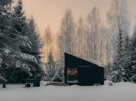Briežu Stacija Forest Cabin with Hot Tub, chalet de monta&ntilde;a en Līgatne