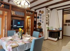 Casa fronte spiaggia con ascensore, hotell i Le Grazie