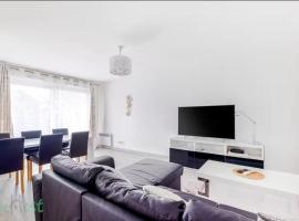 Bedroom apartment with balcony and pool: Écully şehrinde bir otel