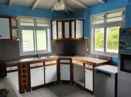 Haut de villa 100m2 avec piscine vue sur les saintes et la souffriere