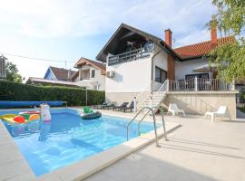 Villa Mina Kladovo, 5-Bedroom Villa with Pool for up to 12 People, Hotel in Kladovo