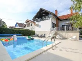 Villa Mina Kladovo, 5-Bedroom Villa with Pool for up to 12 People