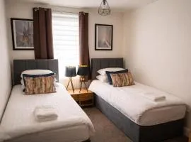 Aisiki Stays Uxbridge House, Near Heathrow & Denham 5-Bedroom & 2-Bathroom, Pet Friendly House with Garden, King Size or Single Beds with Free WiFi and Parking Space