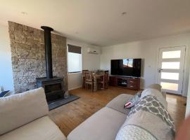 3-bedroom home in Cooma, Hotel in Cooma