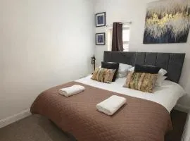 Aisiki Stays Uxbridge House, Near Heathrow & Denham 5-Bedroom & 2-Bathroom, Pet Friendly House with Garden, King Size or Single Beds with Free Wi-Fi and Parking Space