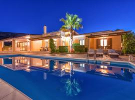 Astarte Villas - The Villa In Olive Grove with Private Pool – hotel w mieście Planos