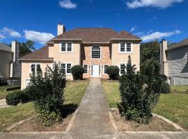 Family Lakefront Home 5 BDR plus Den w Sofa Bed, hotel i Marietta