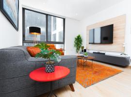 GHromance and Flow-brand new condo with roof top pool1 bed and Den، فندق في آكرا