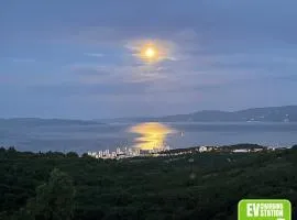 TERRA MAGICA DELUXE Apartment Or Room with Central Heating, Free Parking, Terrace and Sea View