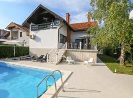 Villa Mina Kladovo, 5-Bedroom Villa with Pool for up to 12 People, Hotel in Kladovo
