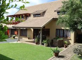 OAK HOUSE, Entire holiday home, Self catering, fully equipped, double storey, 3 bedroom, 2 bathroom, outside entertainment, Braai area, 300sqm home