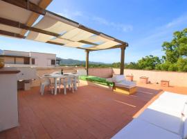 Attico Fronte mare - 50 passi dalla spiaggia, hotel em Porto Rotondo