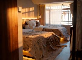 三里田纳西庭院观景客栈丨丽江古城木府店، مكان إقامة مع الخدمة الذاتية لإعداد الطعام في ليجيانغ