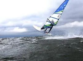 Reetdachhäuser gegenüber Hiddensee