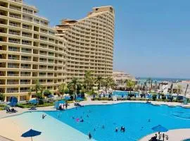 بورتو السخنة الأهرامات