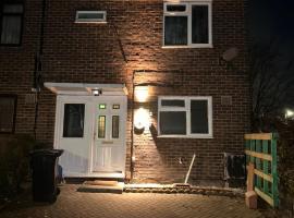 Charming 4-Bedroom House Rental in Basildon, UK: Basildon şehrinde bir otel
