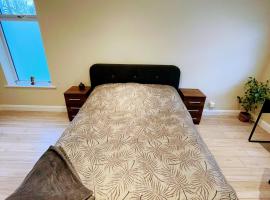 Entire 2 bed apartment with self check in: Dunboyne şehrinde bir otel