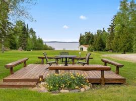 Lakefront Cabin Mackinac Views Firepit, hotel em Cheboygan
